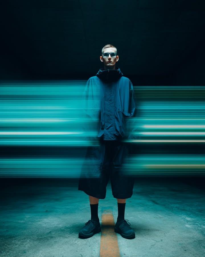 Cyberpunk motion blur fashion portrait prompt (Midjourney style)