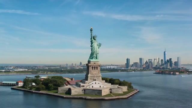Wholesome Statue of Liberty family chat prompt